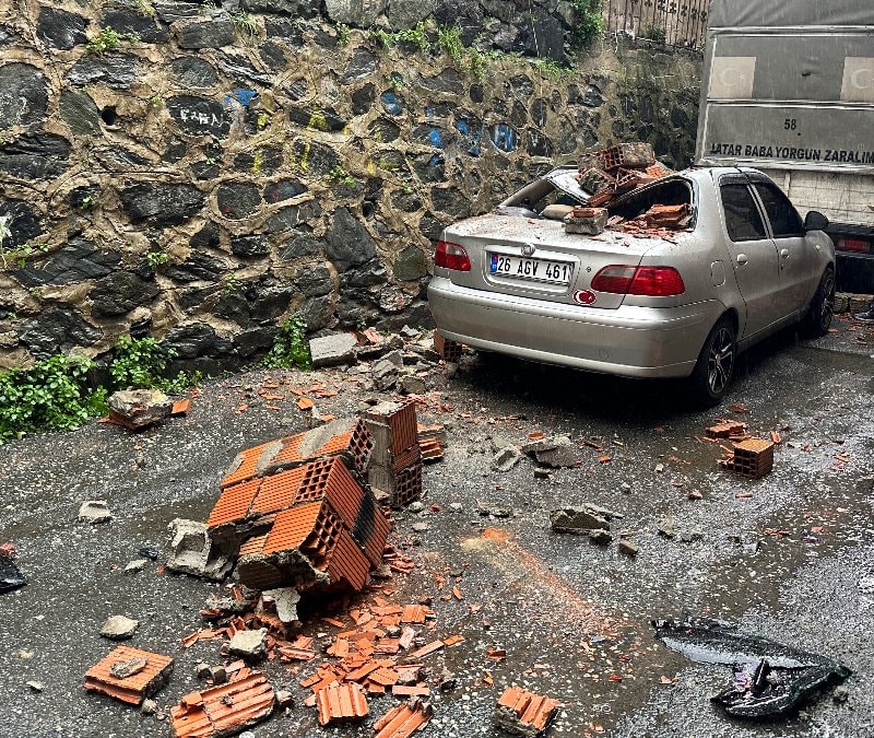 Kağıthane’de yıkılan bahçe duvarı, aracın üzerine devrildi