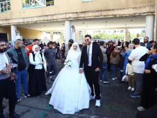 Lübnan'da savaşın gölgesinde düğün: Sığındıklar okulda dünya evine girdiler