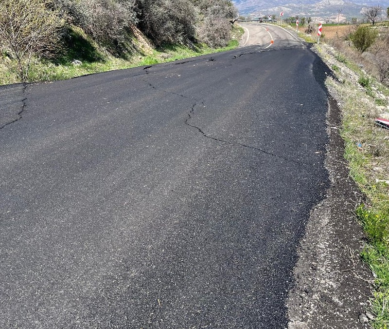 Adıyaman’da çöken karayolu, sürücüleri tedirgin ediyor