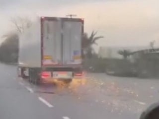 Bursa’da tır, aydınlatma direğini devirdi: Sürücü hasarlı araçla kaçtı