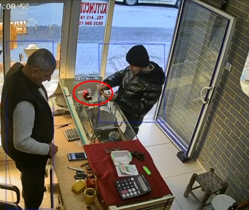 Mardin'de kuyumcudan fotoğraf çekme bahanesiyle istediği yüzüğü alıp kaçtı