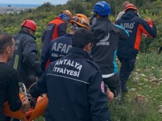 Antalya’da kayalıklardan düşen kadın kurtarıldı