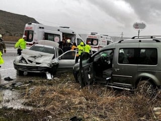 Ankara'da otomobille ticari araç çarpıştı: 1 ölü 4 yaralı