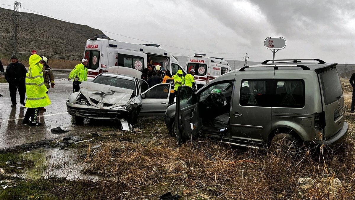 Ankara'da otomobille ticari araç çarpıştı: 1 ölü 4 yaralı