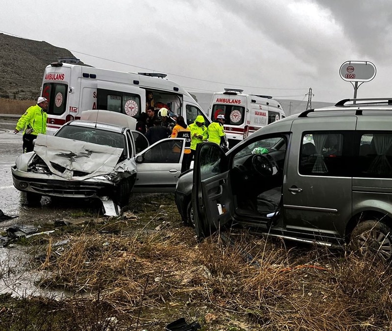 Ankara'da otomobille ticari araç çarpıştı: 1 ölü 4 yaralı