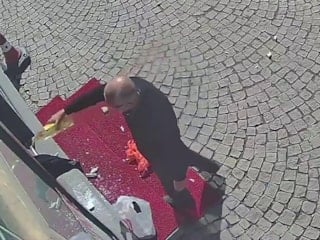 Erzurum'da camını kırdığı eczaneyi yakmaya çalışan eczacı gözaltına alındı