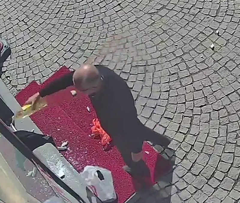 Erzurum'da camını kırdığı eczaneyi yakmaya çalışan eczacı gözaltına alındı