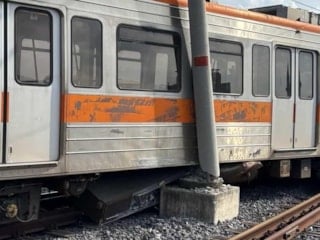 Adana’da metro vagonu raydan çıkarak direğe çarptı