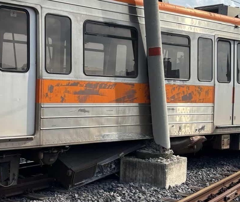 Adana’da metro vagonu raydan çıkarak direğe çarptı