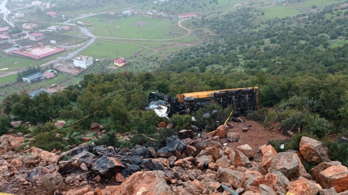 Gaziantep’te uçuruma devrilen tırın şoförü hayatını kaybetti