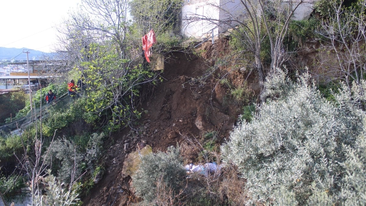 Aydın'da toprak kayması: 4 ev tahliye edildi