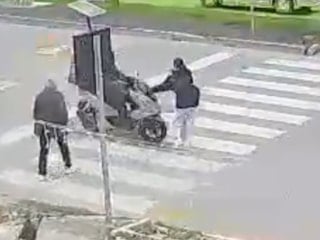 Mersin'de motokurye yaya geçidinde çocuğa çarptı: O anlar kamerada