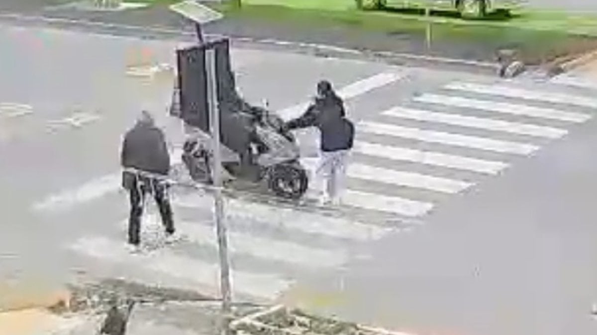 Mersin'de motokurye yaya geçidinde çocuğa çarptı: O anlar kamerada