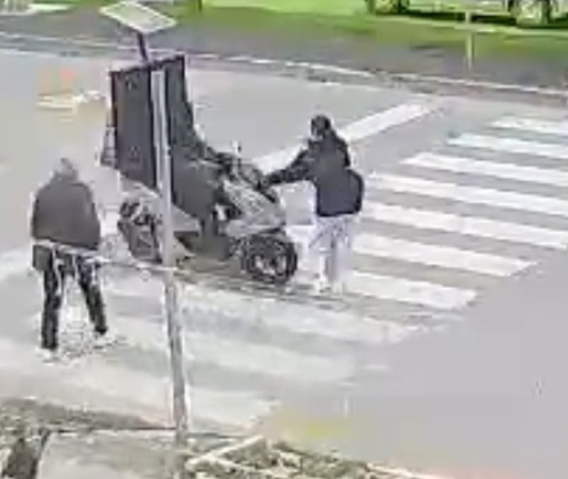 Mersin'de motokurye yaya geçidinde çocuğa çarptı: O anlar kamerada