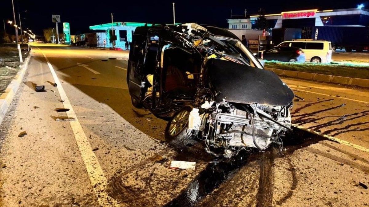 Afyonkarahisar'da hafif ticari araçla tır çarpıştı: 1 ölü