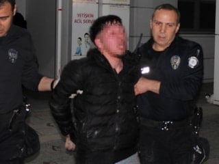 Aksaray'da oğul, annesinin sevgilisini bıçakladı