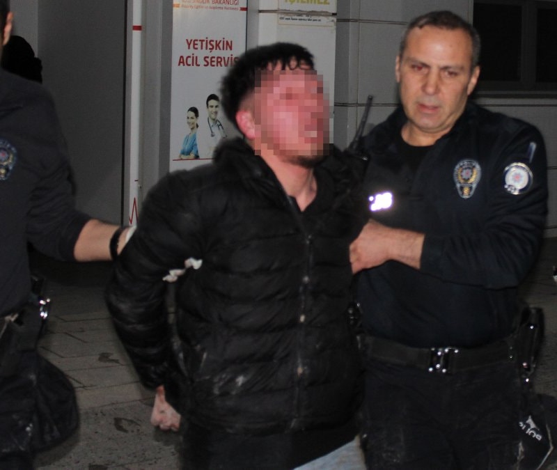 Aksaray'da oğul, annesinin sevgilisini bıçakladı