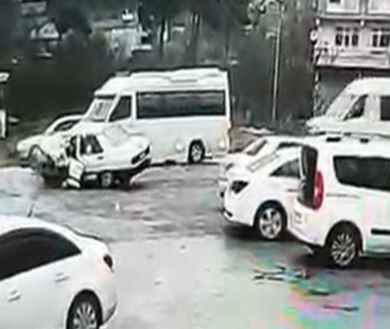 Zonguldak'ta işçi servisiyle çarpışan otomobilin sürücüsü öldü