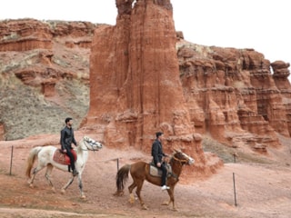 Narman Peribacaları’nda atlı safari deneyimi: Kızıl vadiler doğaseverleri ağırlıyor