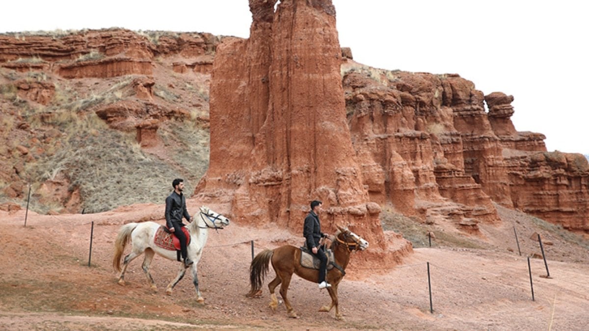 Narman Peribacaları’nda atlı safari deneyimi: Kızıl vadiler doğaseverleri ağırlıyor