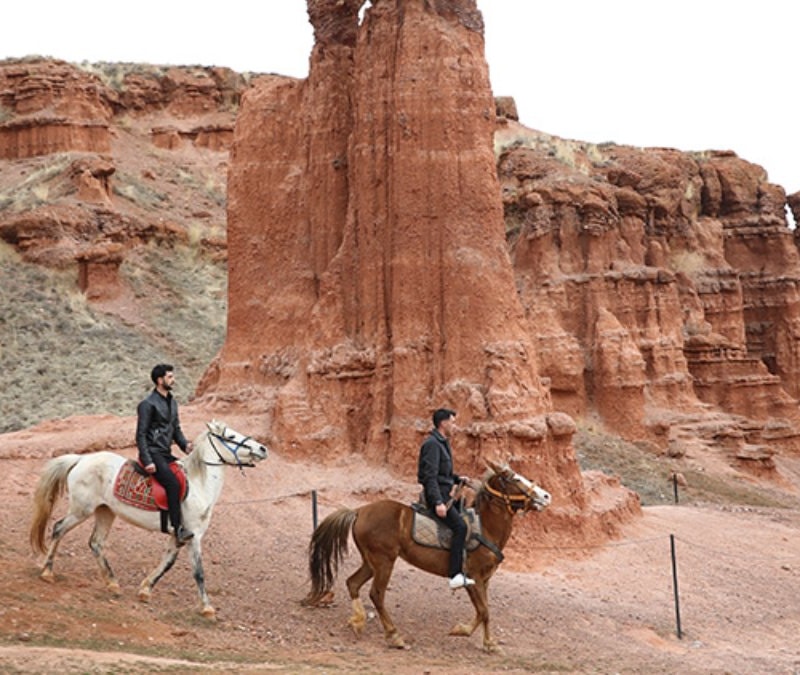 Narman Peribacaları’nda atlı safari deneyimi: Kızıl vadiler doğaseverleri ağırlıyor