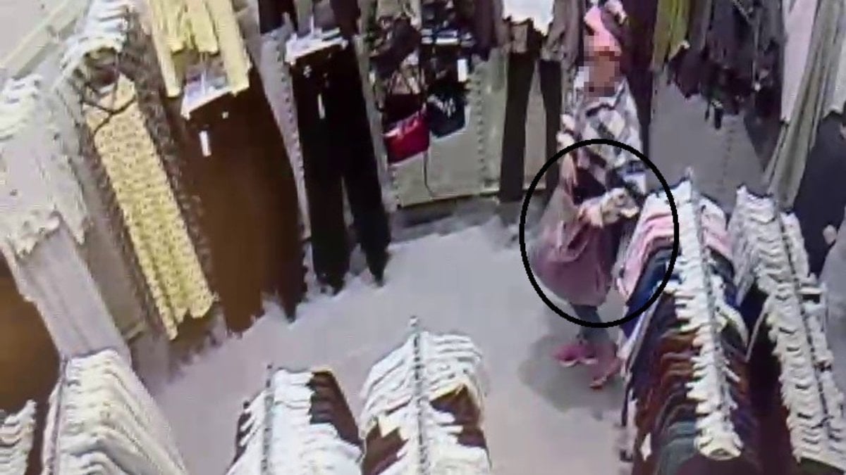 Hatay'da alışveriş merkezinde çocuğunun yanında hırsızlık yaptı