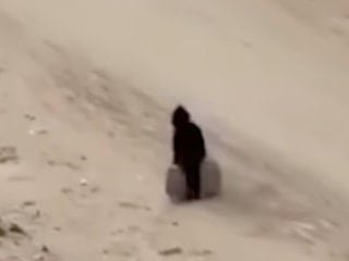 Filistin'de savaşın en acı karesi: Gazzeli çocuğun kendinden ağır yüklerle mücadelesi kamerada