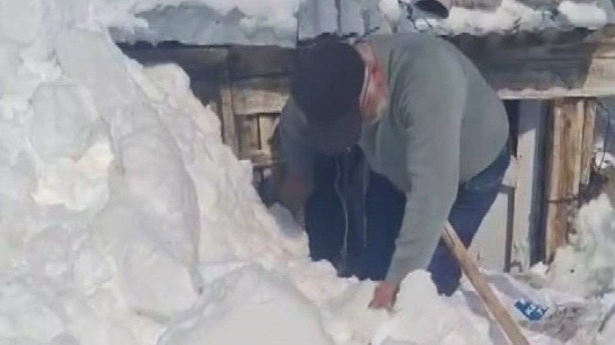 Erzincan'da bahar hazırlığı için köylerine gittiler, metrelerce karla karşılaştılar