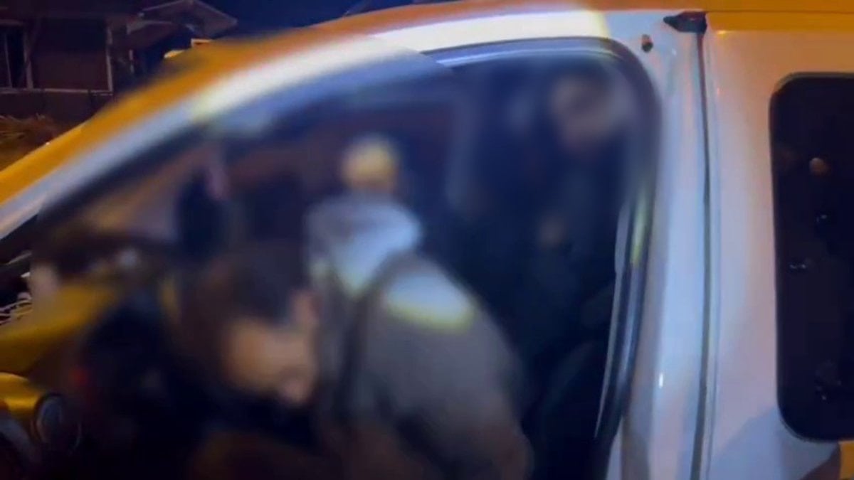 Hatay'da göçmenleri araçta tıka basa taşırken yakalandı: İnsan tacirine 102 bin lira ceza