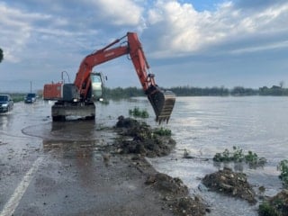 Menderes Nehri taştı, İncirliova-Koçarlı yolu su altında kaldı