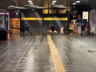 İstanbul Mecidiyeköy'de metro alt geçidini su bastı