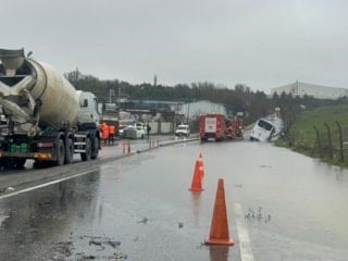 Eyüpsultan’da servis aracı su dolu kanala devrildi