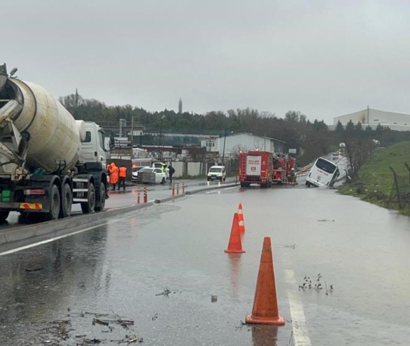 Eyüpsultan’da servis aracı su dolu kanala devrildi