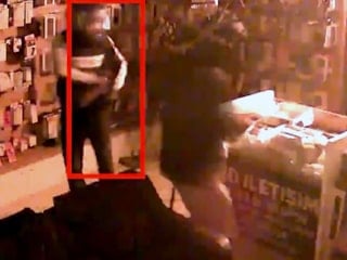 Adana'da kaldırım taşıyla camları kırıp, hırsızlık yaptılar