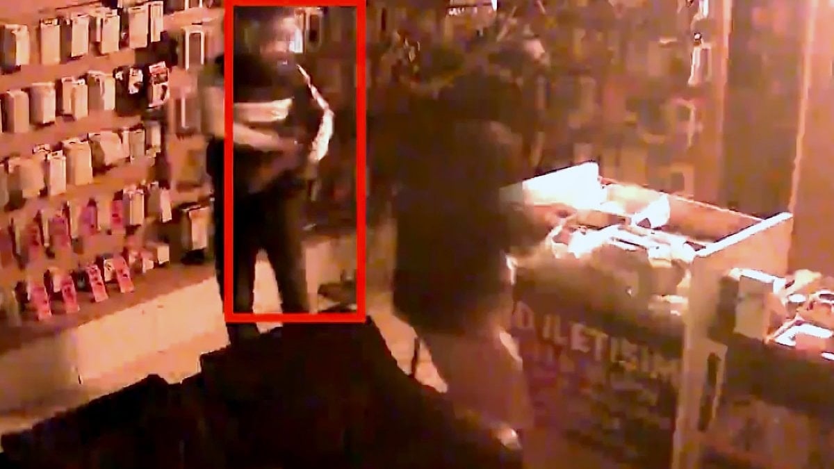 Adana'da kaldırım taşıyla camları kırıp, hırsızlık yaptılar