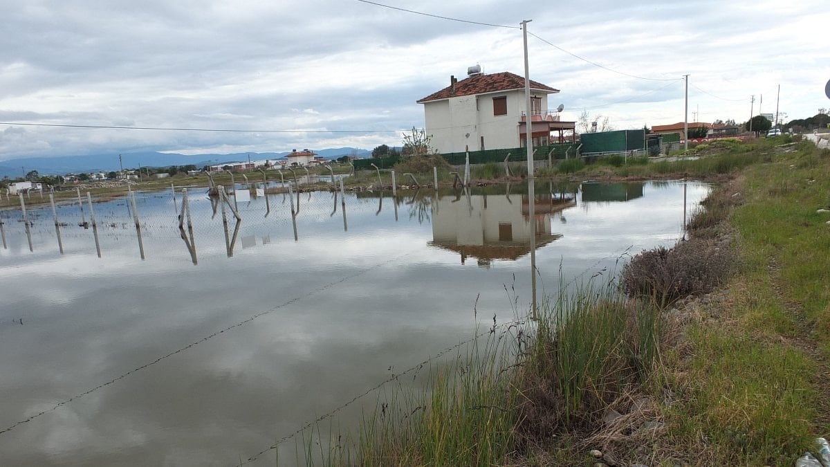 Balıkesir’de sağanak yağış yazlıkları suya gömdü