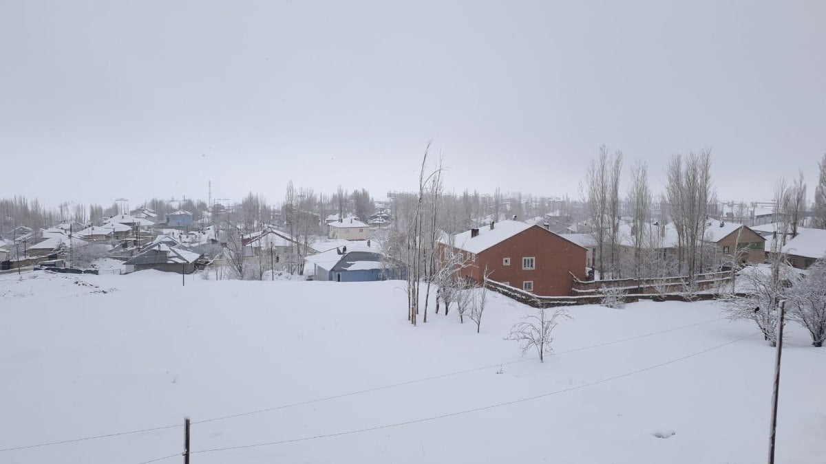 Van'da 34 yerleşim yeri kardan kapandı