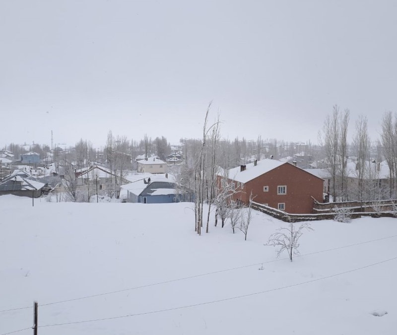 Van'da 34 yerleşim yeri kardan kapandı