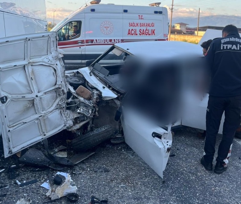 Aydın'da yolcu otobüsüyle çarpışan otomobilin sürücüsü yaşamını yitirdi