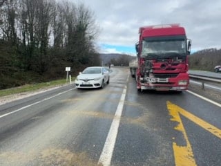 Düzce-Akçakoca yolunda makas atan tır, trafiği durdurdu