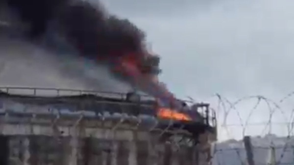 İran'ın misillemesi sonrası Hayfa'daki petrol rafinerisinden yeniden dumanlar yükseliyor