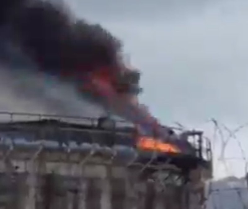 İran'ın misillemesi sonrası Hayfa'daki petrol rafinerisinden yeniden dumanlar yükseliyor