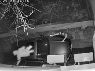 İzmir'de hırsızlık için binaya tırmanırken fark edildi: Otomobilin üzerine atlayarak kaçtı