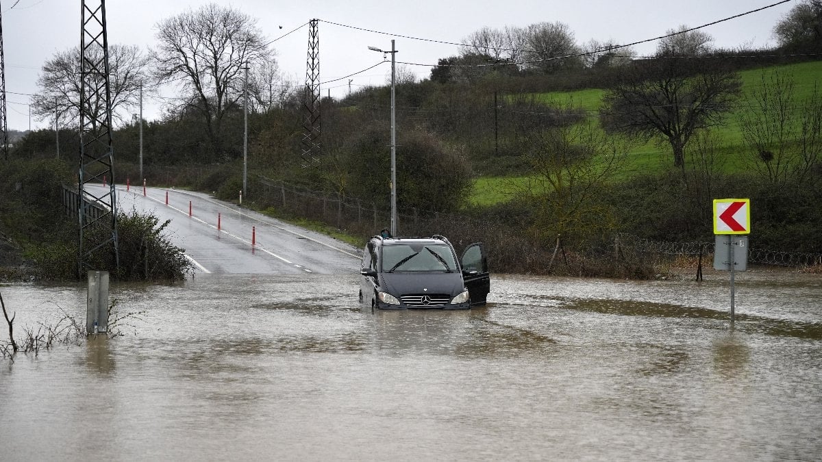 İstanbul'da göle dönen yolda mahsur kaldı: Arabasıyla beraber kurtarıldı