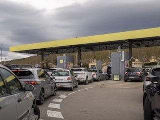 Ucuz akaryakıt için sınırı geçiyorlar: Fransız ve Portekizliler İspanya’ya akın ediyor