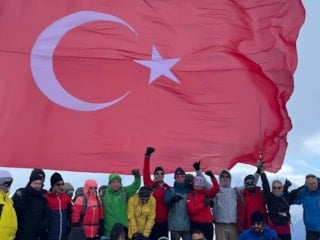 Madur Dağı’nın zirvesinde gururlandıran görüntü: Türk bayrağı yenilendi