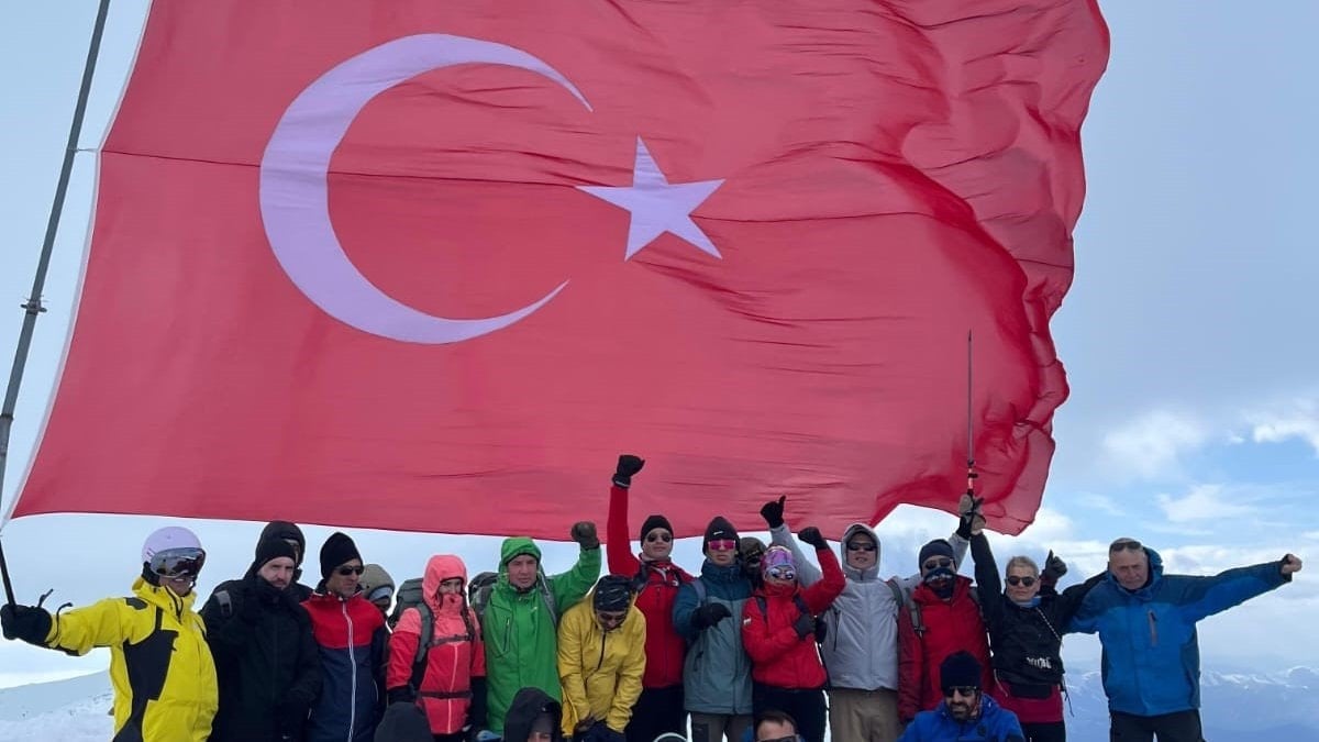 Madur Dağı’nın zirvesinde gururlandıran görüntü: Türk bayrağı yenilendi