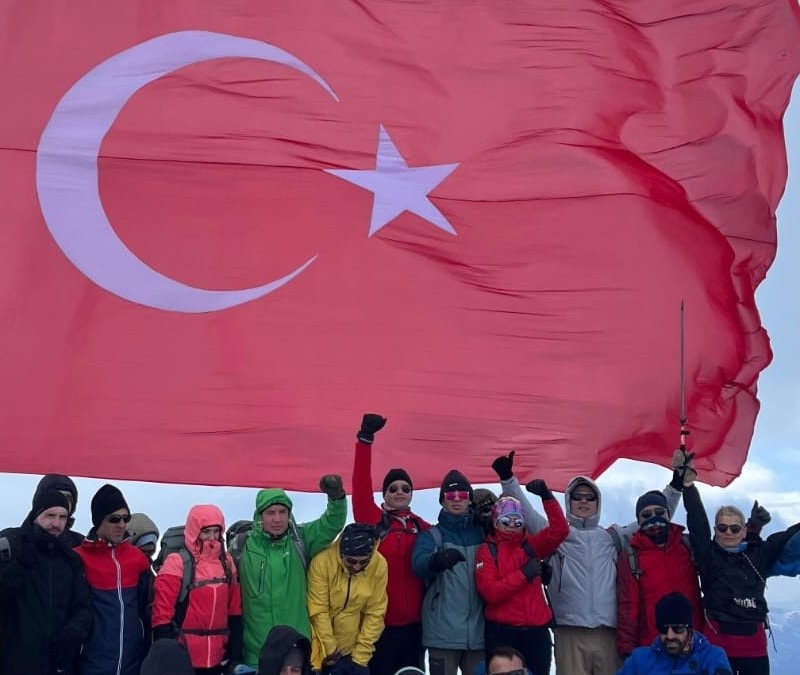 Madur Dağı’nın zirvesinde gururlandıran görüntü: Türk bayrağı yenilendi