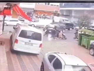 İstanbul'da hafif ticari araç çocuğa çarparak altına aldı: O anlar güvenlik kamerasında