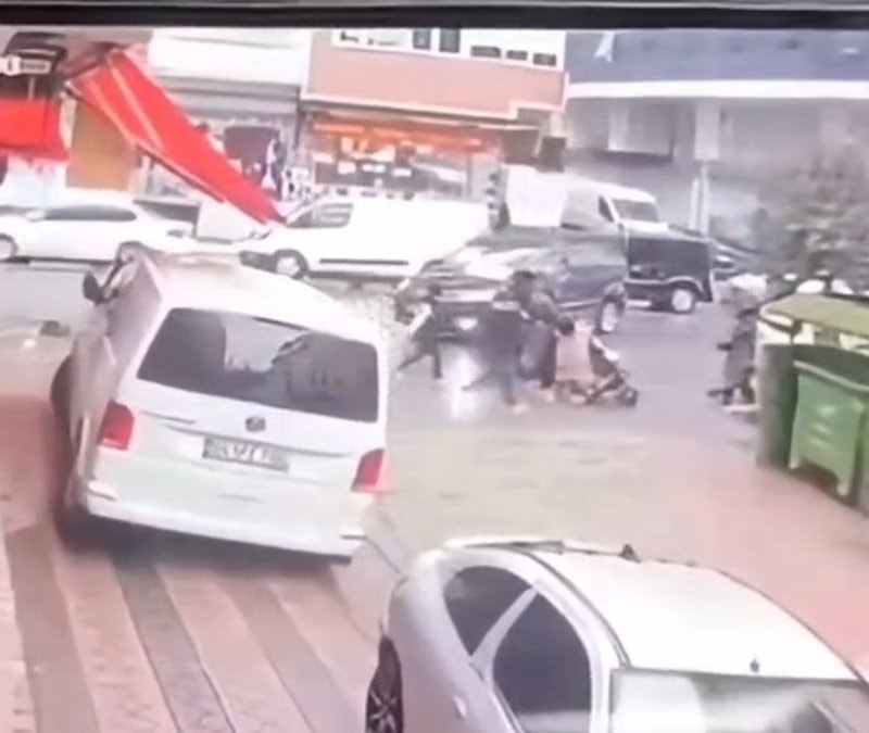 İstanbul'da hafif ticari araç çocuğa çarparak altına aldı: O anlar güvenlik kamerasında